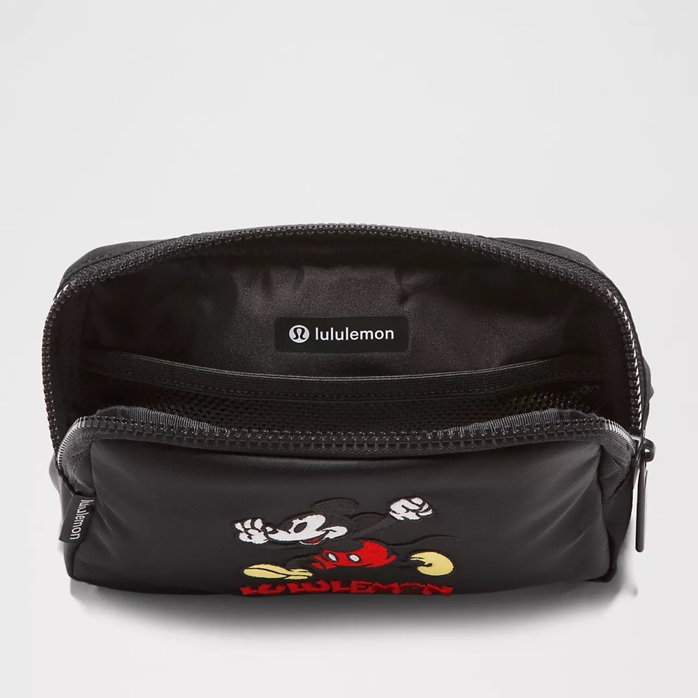 Disney x lululemon Everywhere Belt Bag 1L Mickey in Motion - Picture 4 of 8